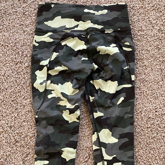Lululemon camo cropped leggings Size 4 - Picture 4 of 5